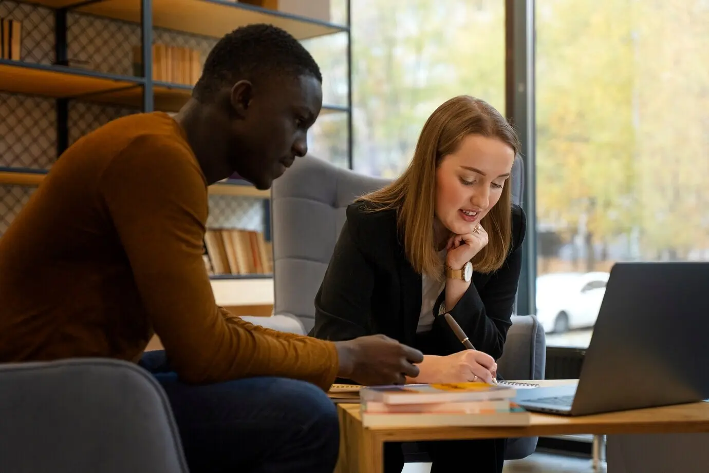 Вид сбоку на людей, исправляющих грамматические ошибки.